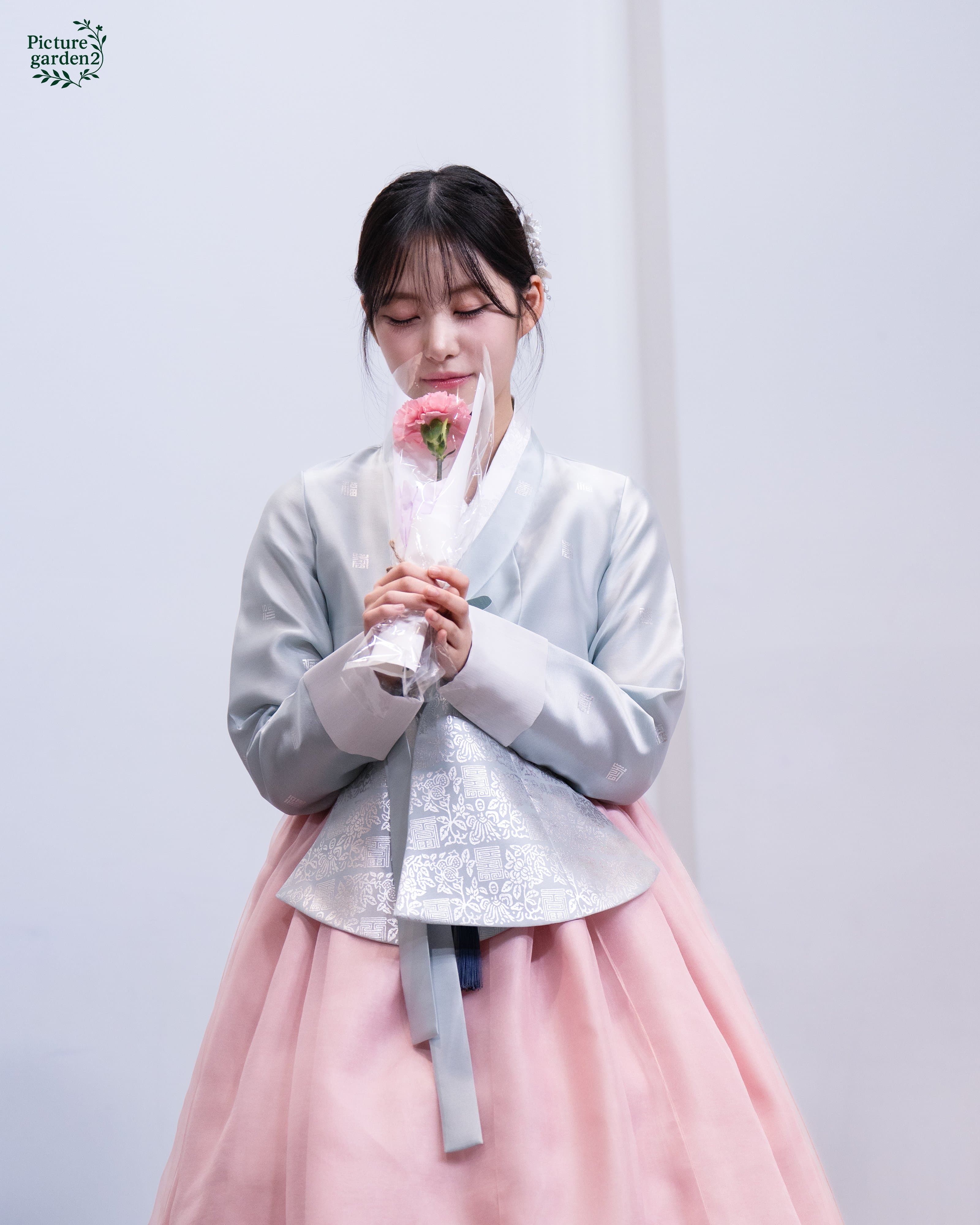 꽃을 들고 향기를 맡는 리센느 멤버