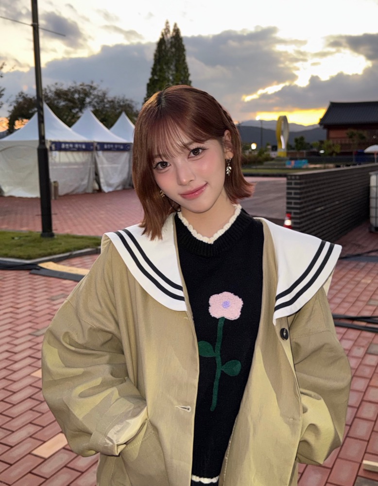 노을 아래 서 있는 리센느 멤버
